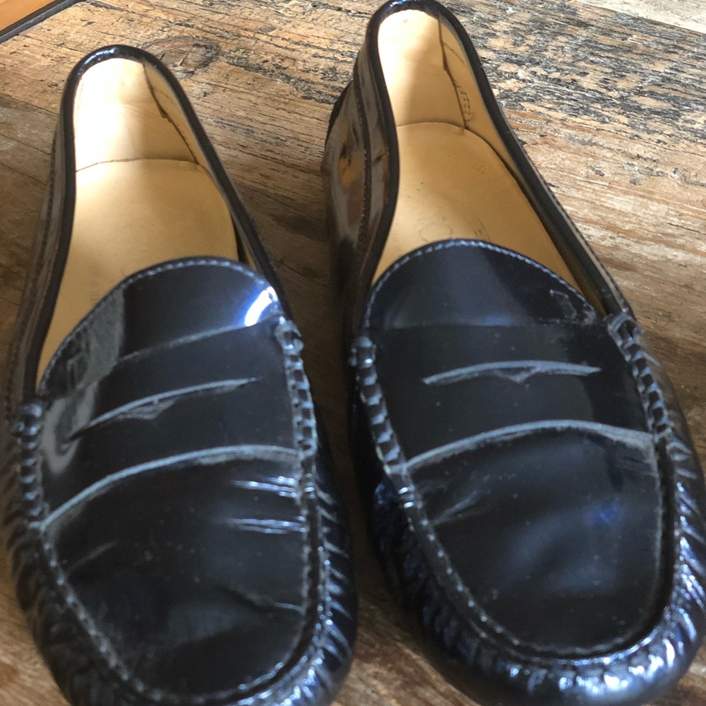 Tod’s signature patent navy Gommini loafers 8.5